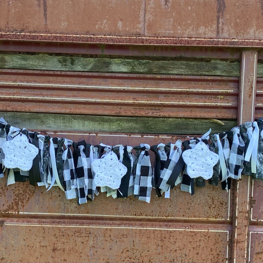 Black & White Farmhouse Garland with Buffalo Plaid and 2 sets of Crochet Stars - Picture 9 of 12